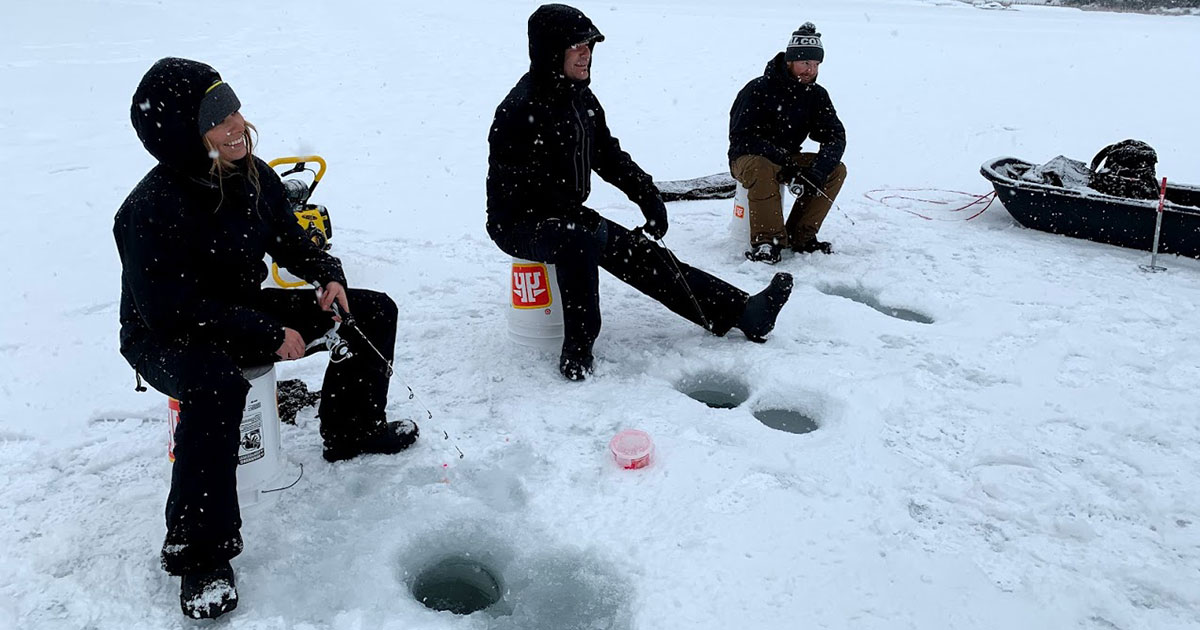 Hengel Pro Verkoopwinkel -Hengel Pro Verkoopwinkel group ice fishing in whistler